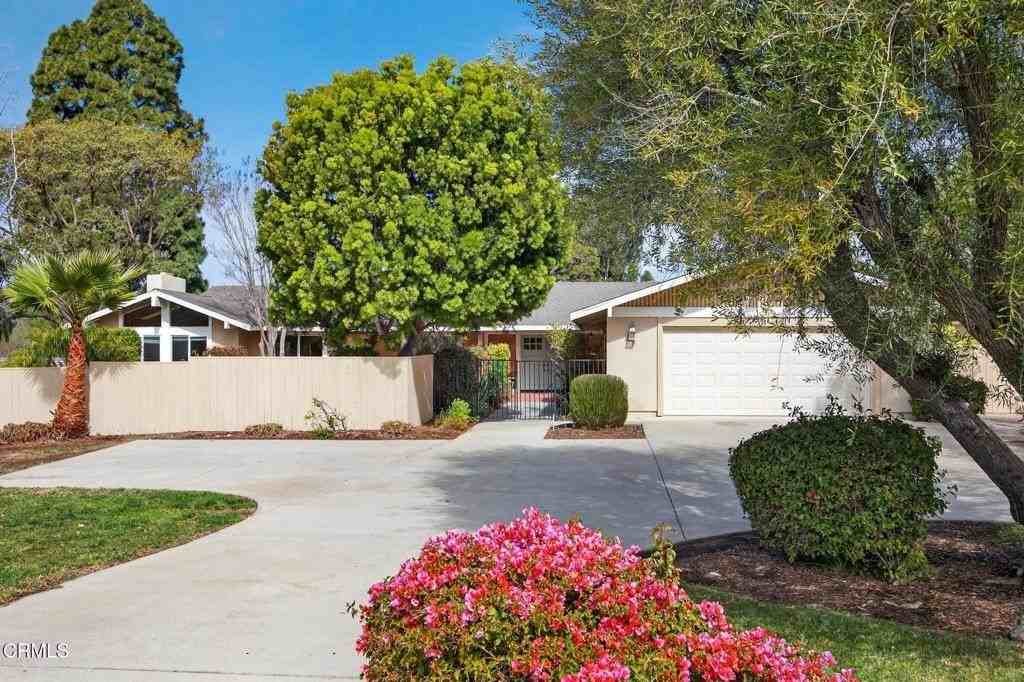 1525 Fairway Dr - Photo 3 of 50