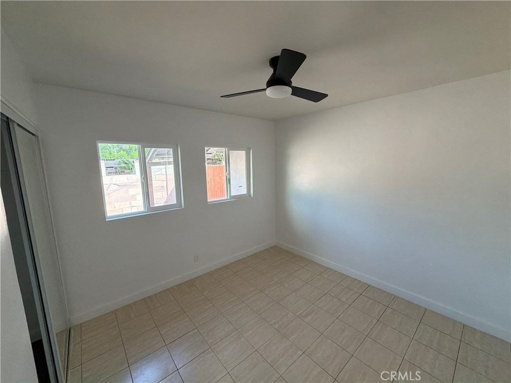 11937 Elliott Ave - Photo 4 of 16