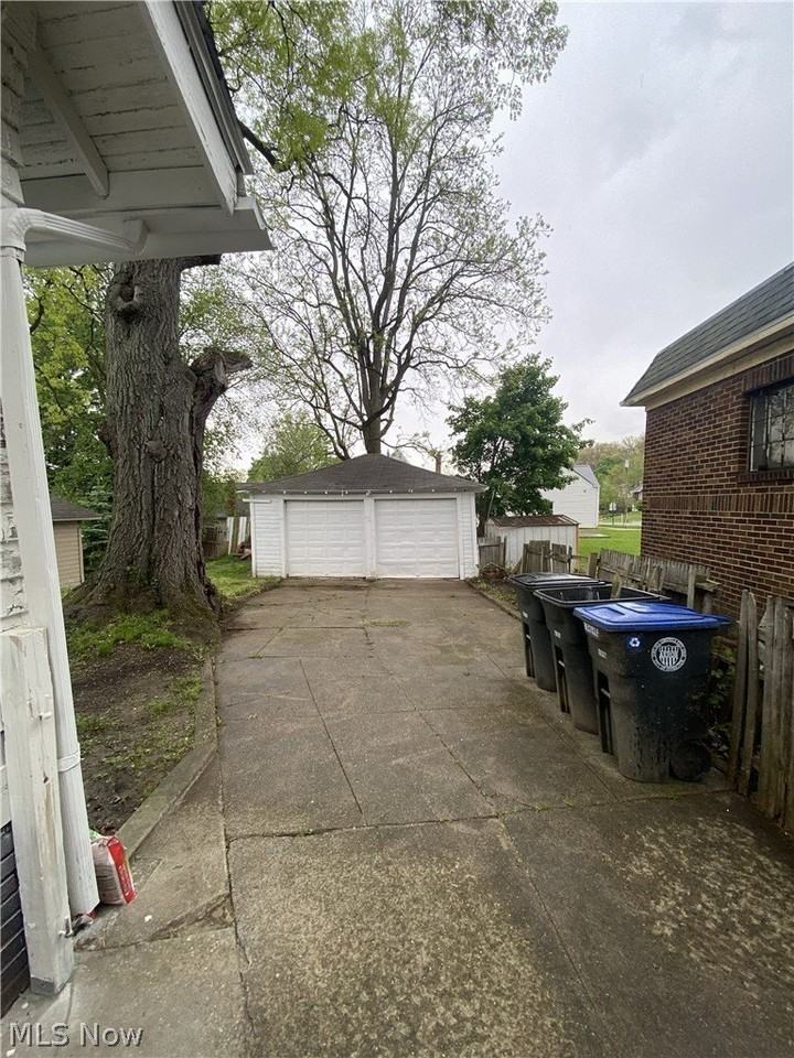 721 Polk Ave - Photo 6 of 34