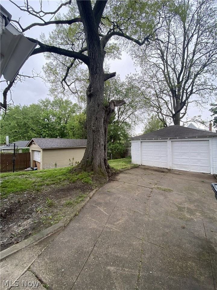 721 Polk Ave - Photo 7 of 34