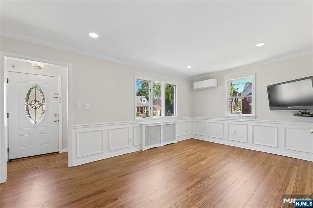 35-10 Ferry Hts - Photo 4 of 27