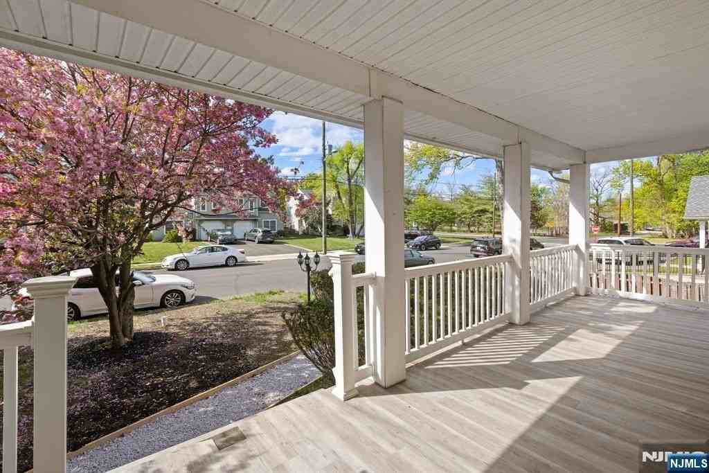 242 Myrtle Ave - Photo 3 of 31
