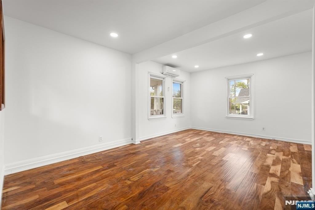 242 Myrtle Ave - Photo 4 of 31