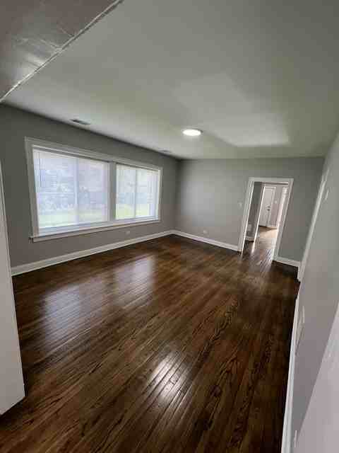 7625 S Essex Ave Apt 1st #1 - Photo 2 of 10