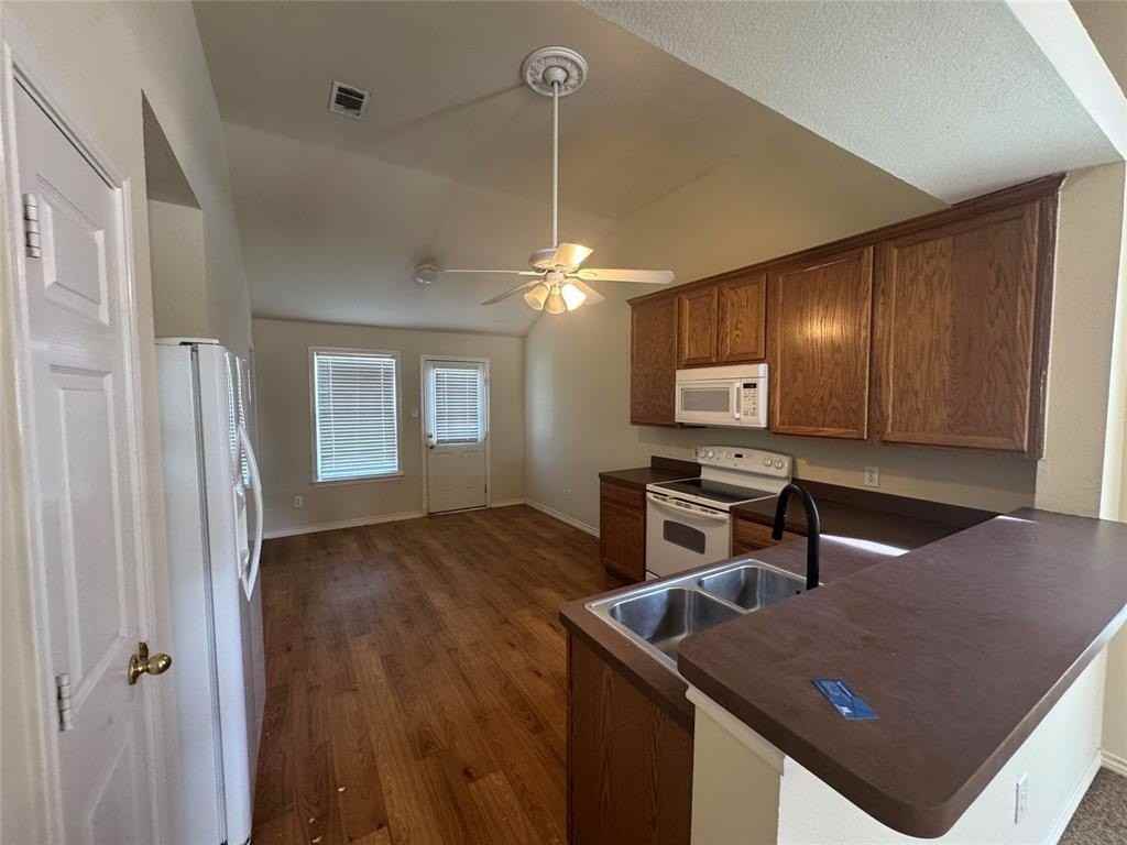 8905 Stewart St - Photo 6 of 22