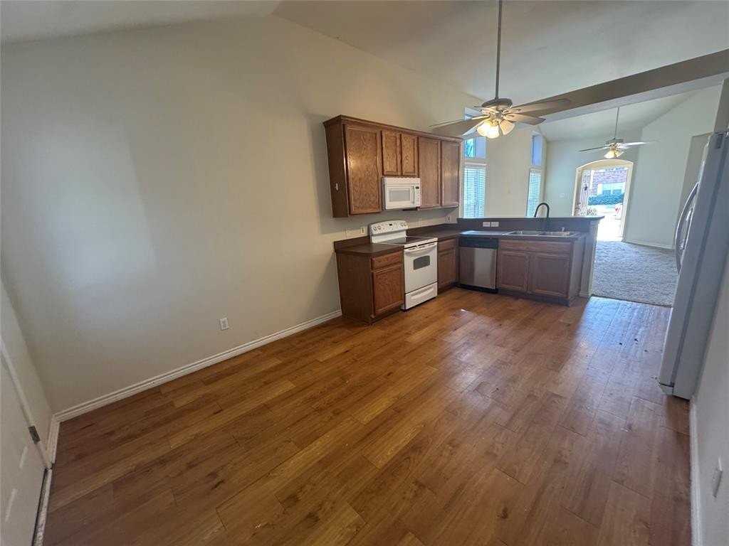 8905 Stewart St - Photo 7 of 22