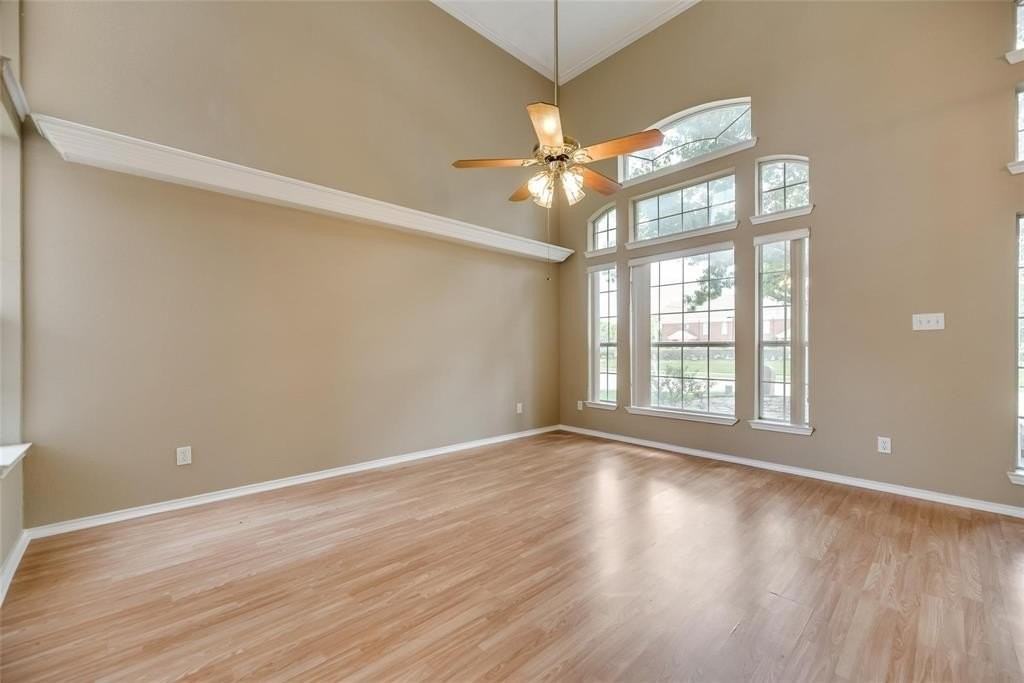 2113 Glenmont Dr - Photo 3 of 28