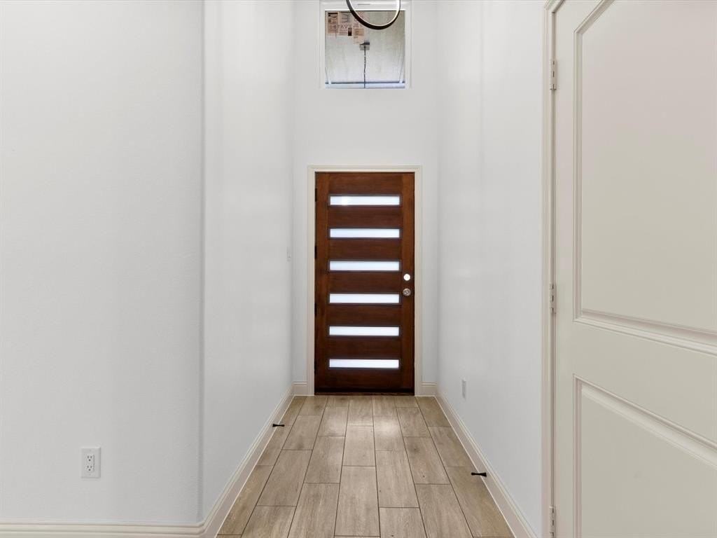 5105 Waterbury Ct - Photo 4 of 35