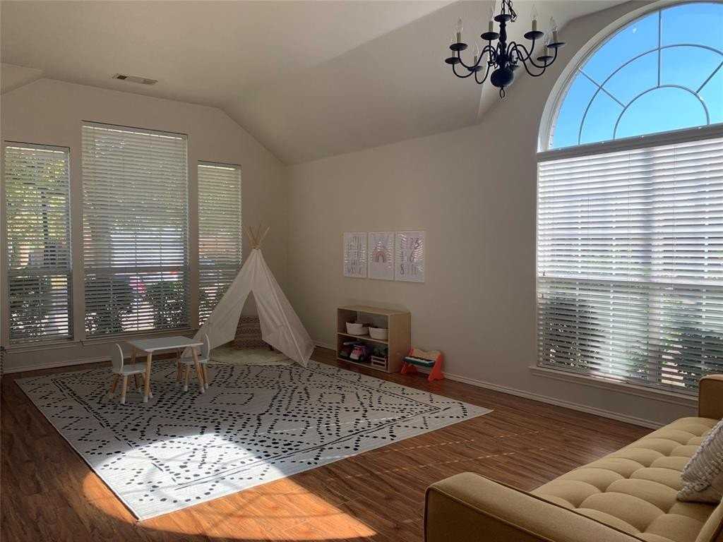 2616 Travis Dr - Photo 3 of 18
