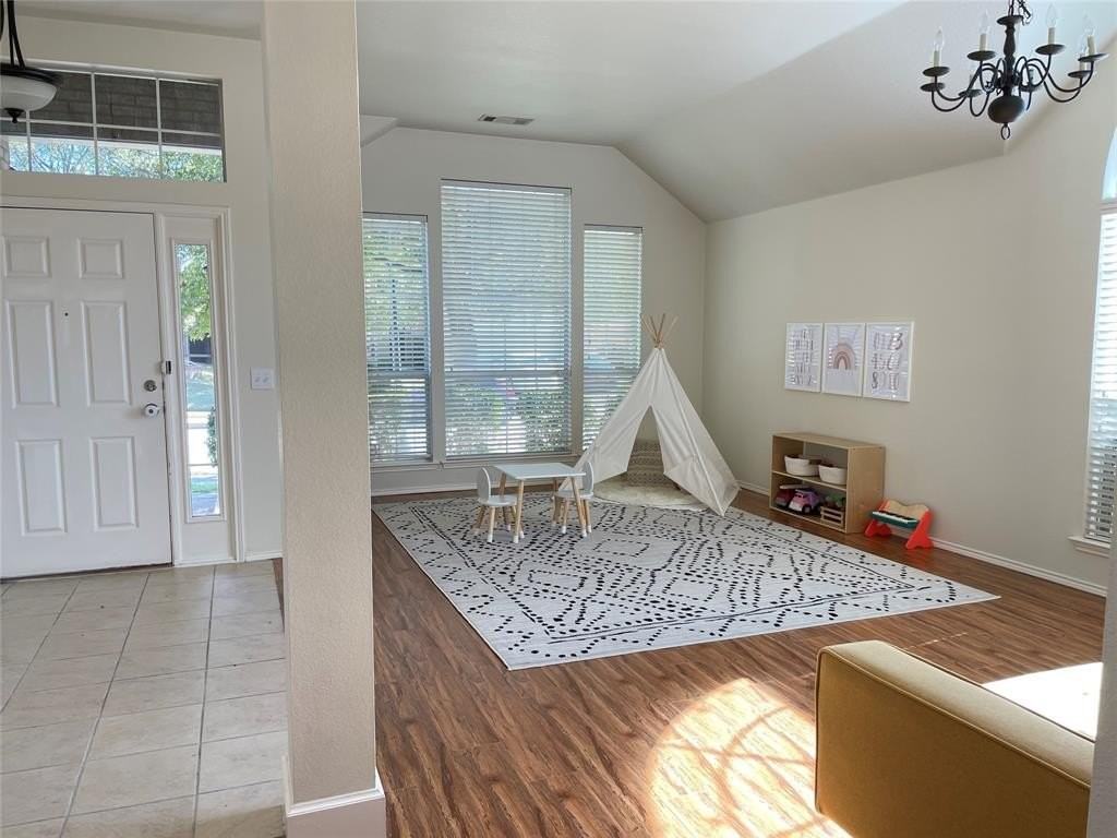 2616 Travis Dr - Photo 4 of 18