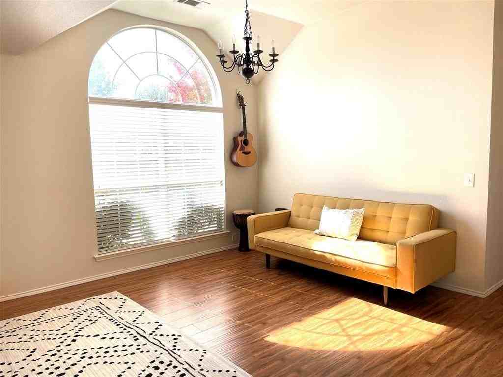 2616 Travis Dr - Photo 5 of 18