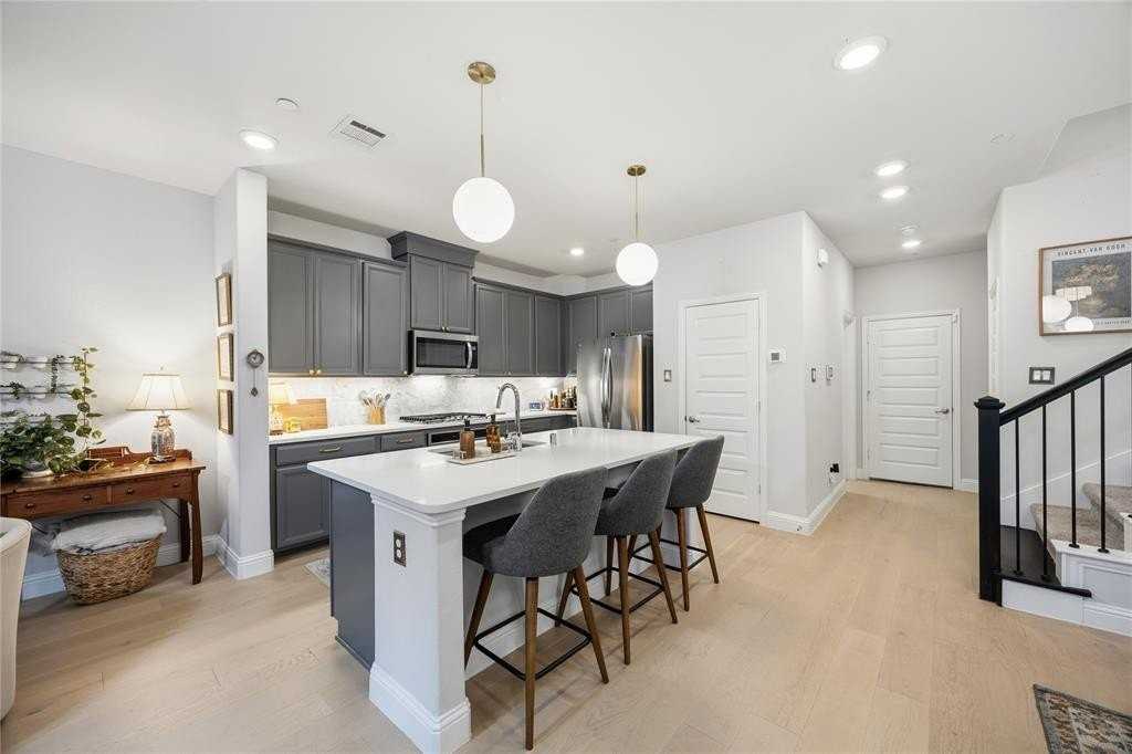 7833 Bayside Dr - Photo 2 of 14