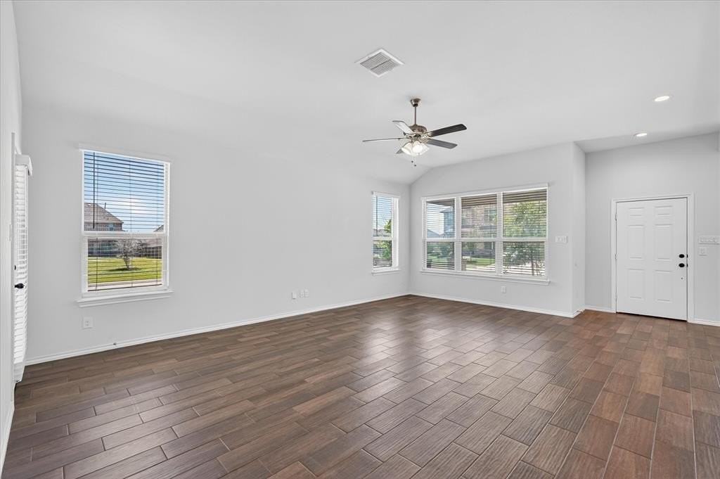 1403 Buckley St - Photo 4 of 23