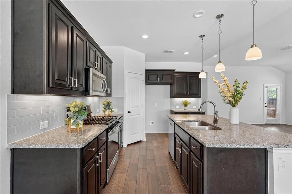 1403 Buckley St - Photo 7 of 23