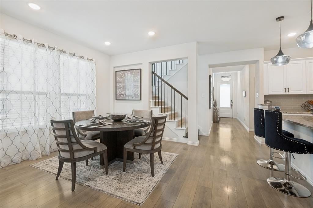 656 Bethpage Dr - Photo 3 of 27