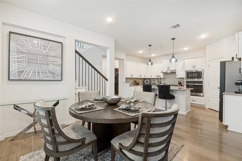 656 Bethpage Dr - Photo 4 of 27