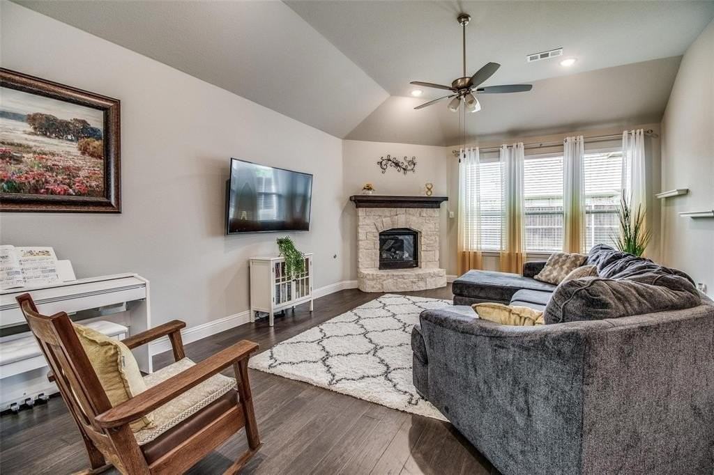 3521 Washington Dr - Photo 4 of 21