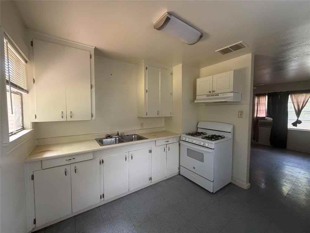 2317 Freewater St - Photo 2 of 8