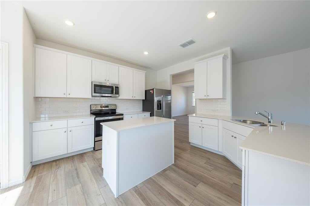 340 Wentworth Dr - Photo 5 of 26