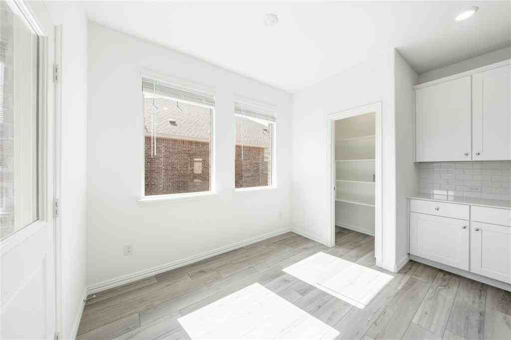 340 Wentworth Dr - Photo 6 of 26