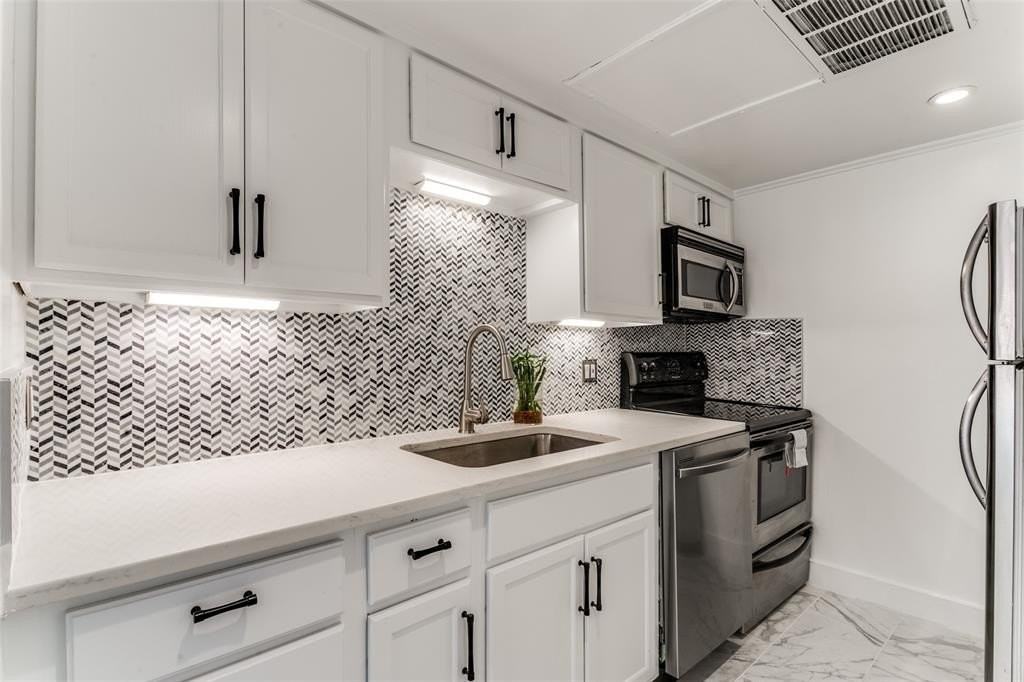 2725 Hood St #110 - Photo 4 of 12