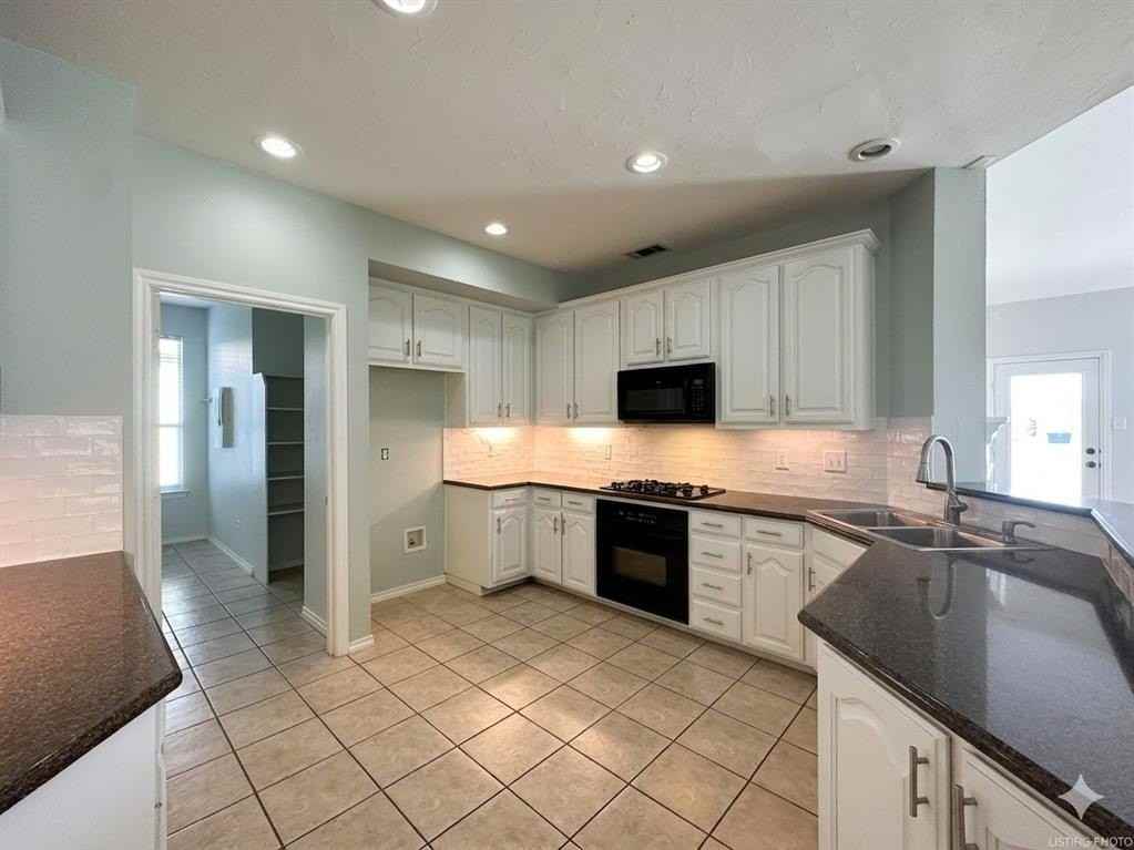 5108 Keating St - Photo 5 of 35