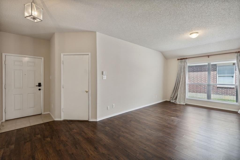 9916 Nixon Dr - Photo 3 of 25
