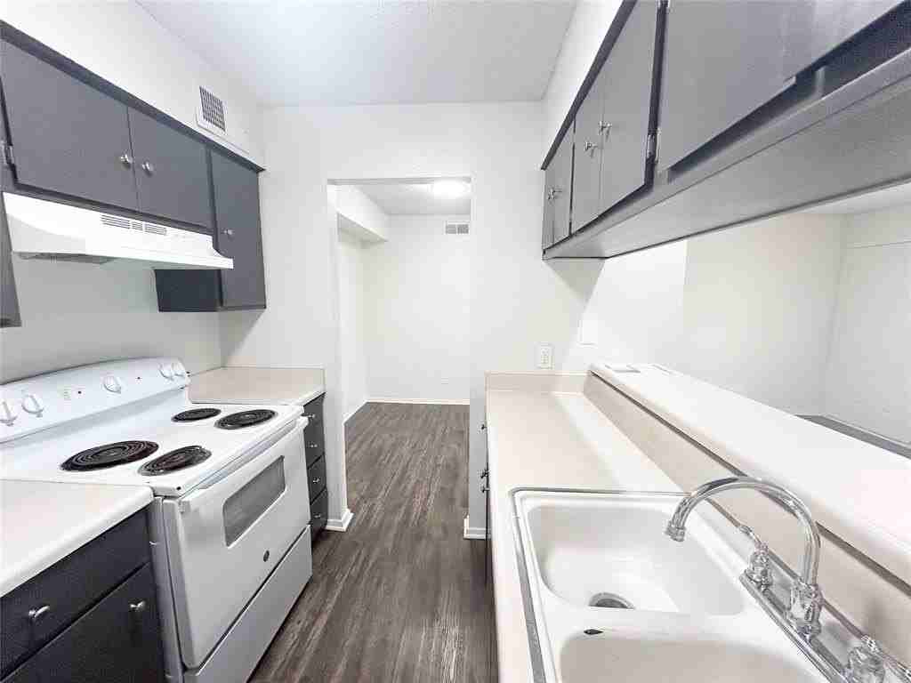 800 N Clay St #E14 - Photo 5 of 11