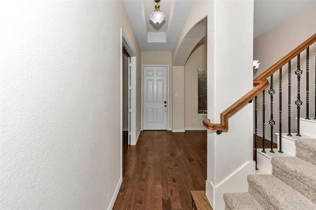679 Emily Ln - Photo 5 of 38