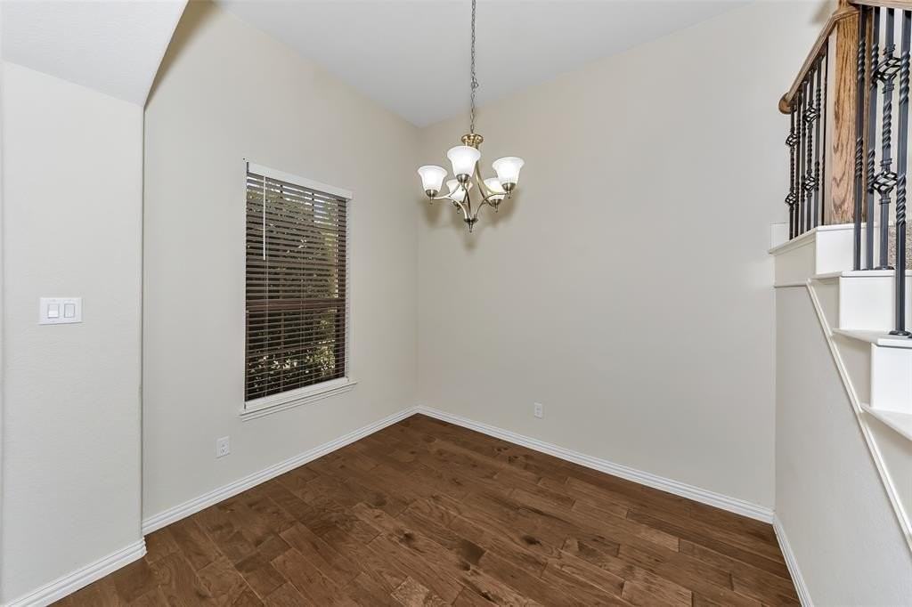679 Emily Ln - Photo 6 of 38