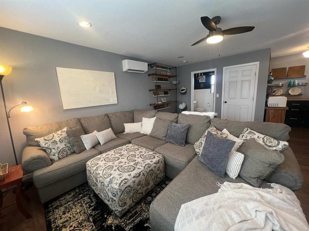 1217 N Austin St - Photo 4 of 10