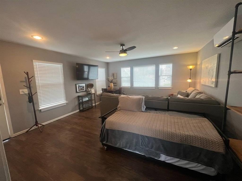 1217 N Austin St - Photo 7 of 10