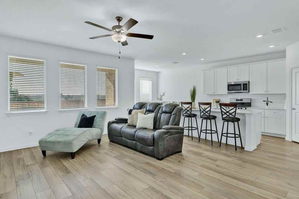 1128 Chip St - Photo 4 of 20