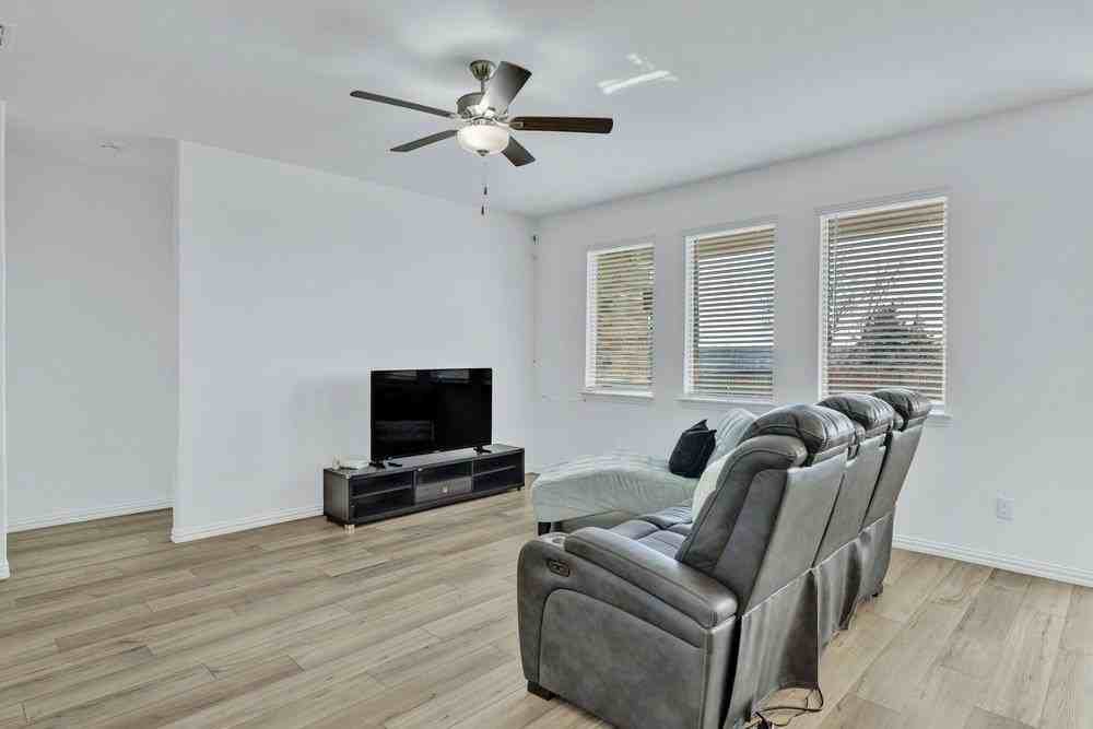 1128 Chip St - Photo 5 of 20