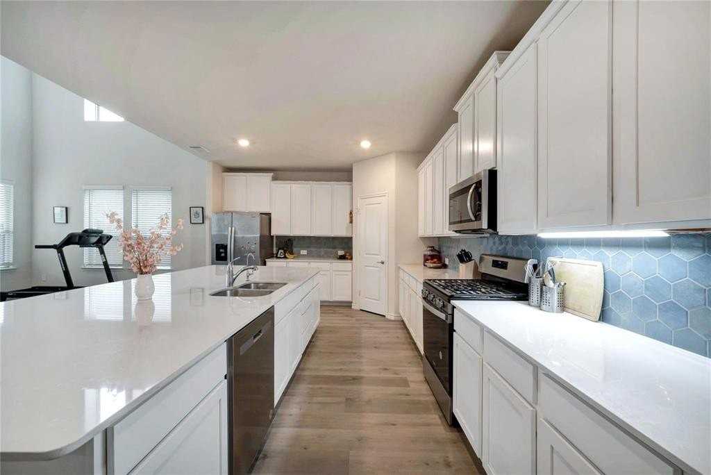 10332 Fall Brook Dr - Photo 4 of 24