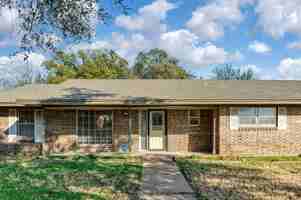 featured image of 1605 Arrowhead Dr
