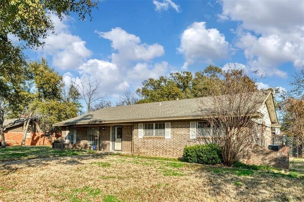 1605 Arrowhead Dr - Photo 2 of 30