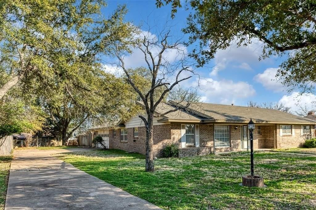 1605 Arrowhead Dr - Photo 3 of 30