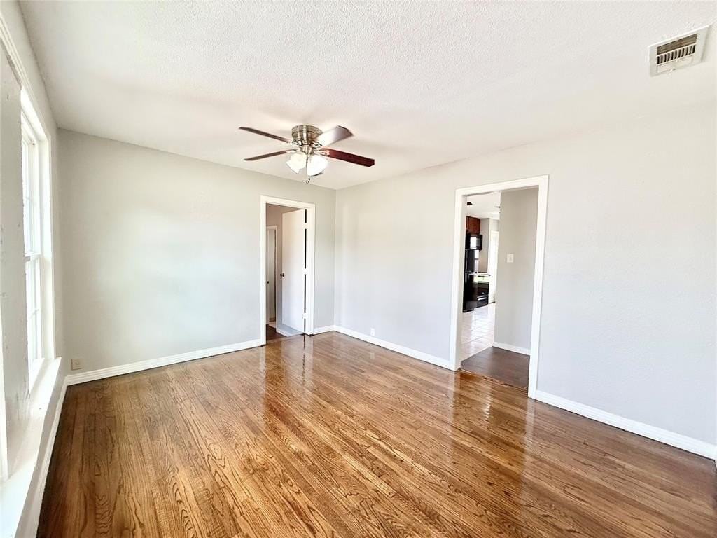 4813 Sandage Ave - Photo 4 of 23