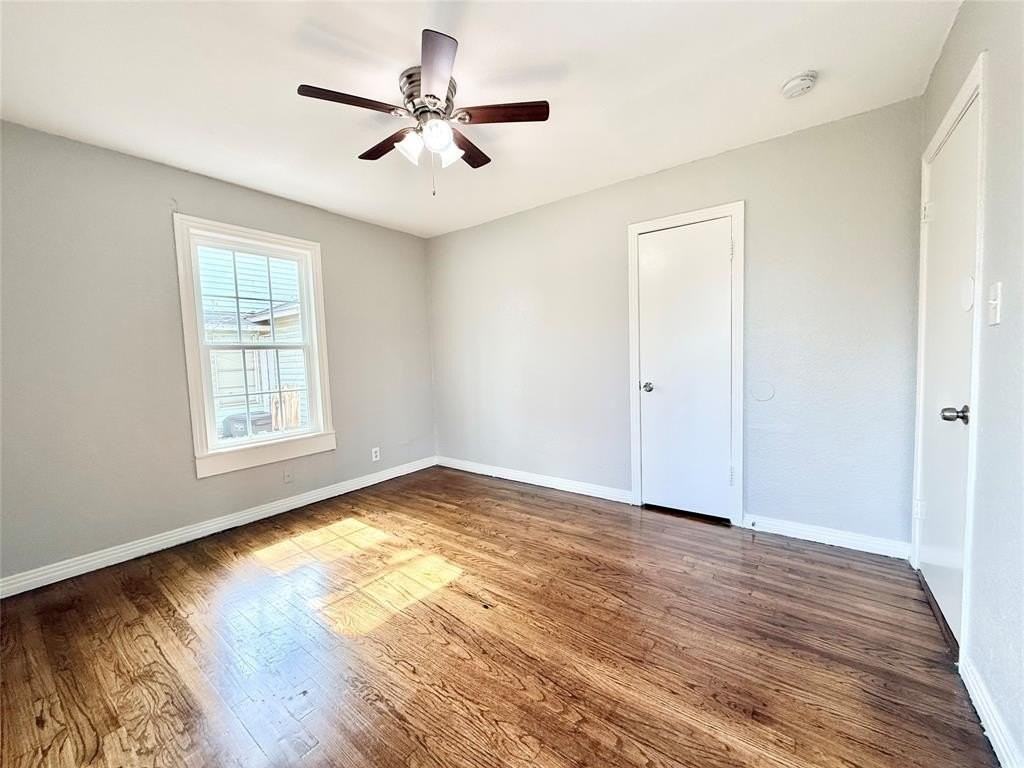 4813 Sandage Ave - Photo 5 of 23