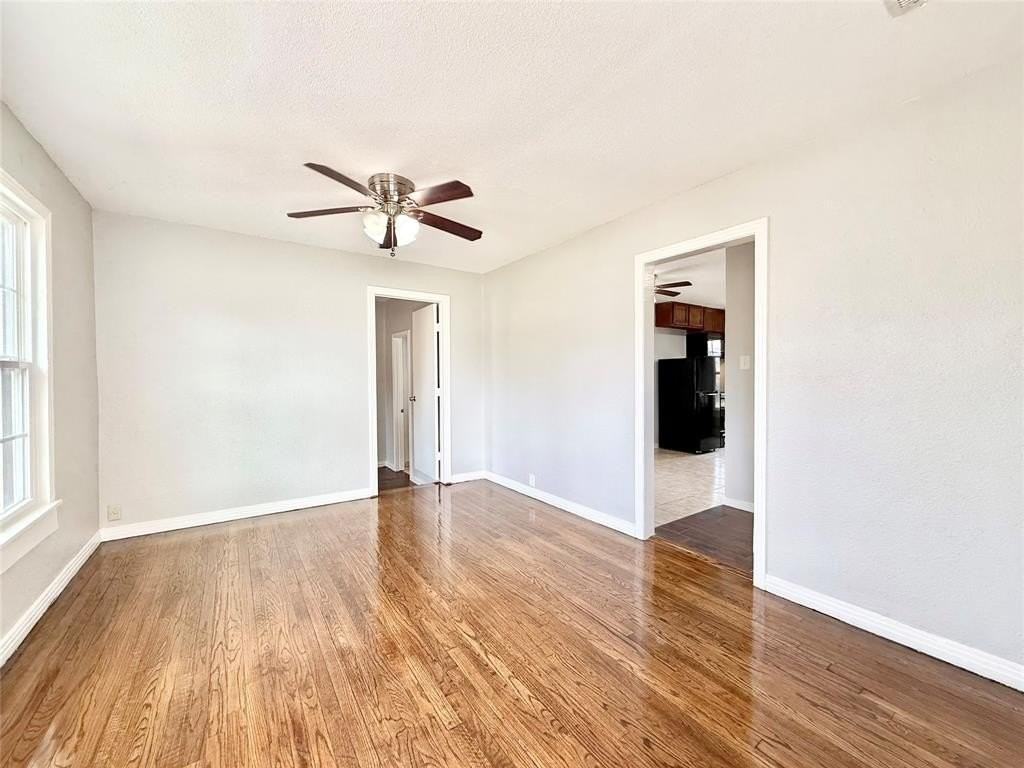 4813 Sandage Ave - Photo 6 of 23