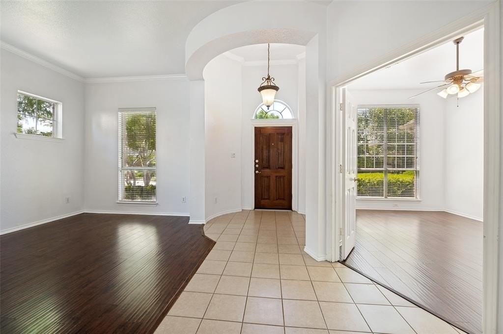 2228 Coldwater Ln - Photo 4 of 25