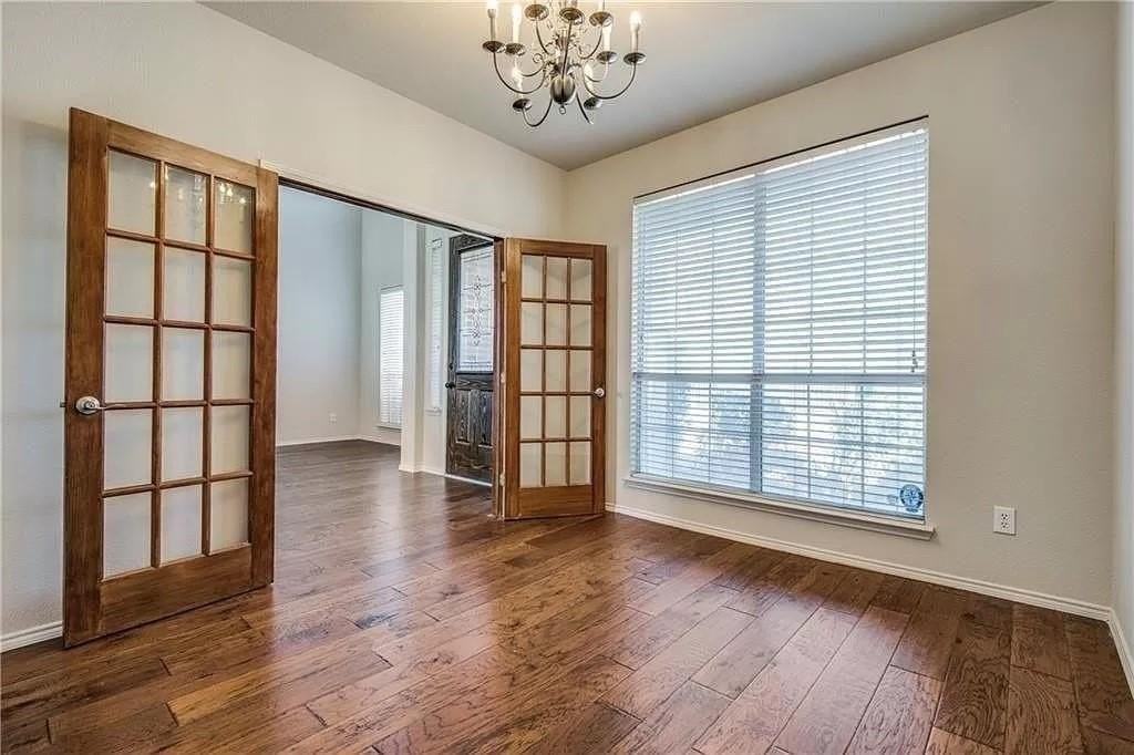 5529 Crimson Oaks Dr - Photo 2 of 23