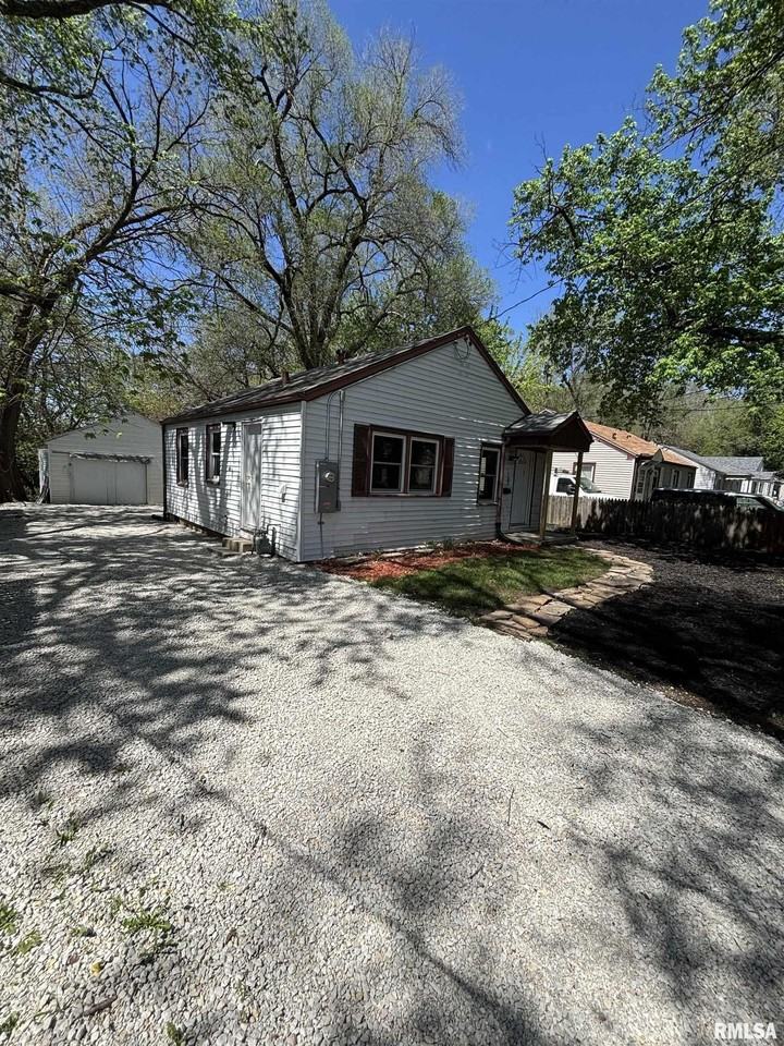 1703 N Valley Ave - Photo 2 of 50