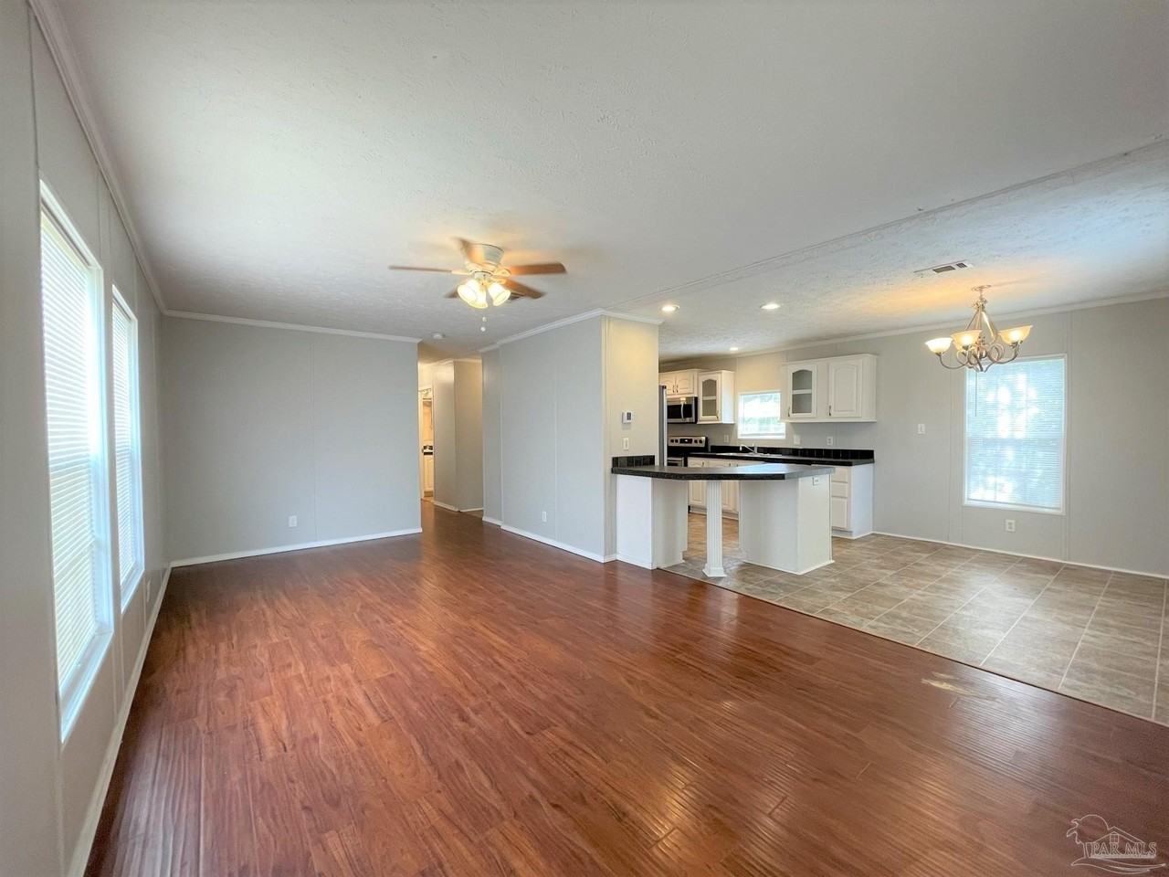 814 N E St - Photo 2 of 15