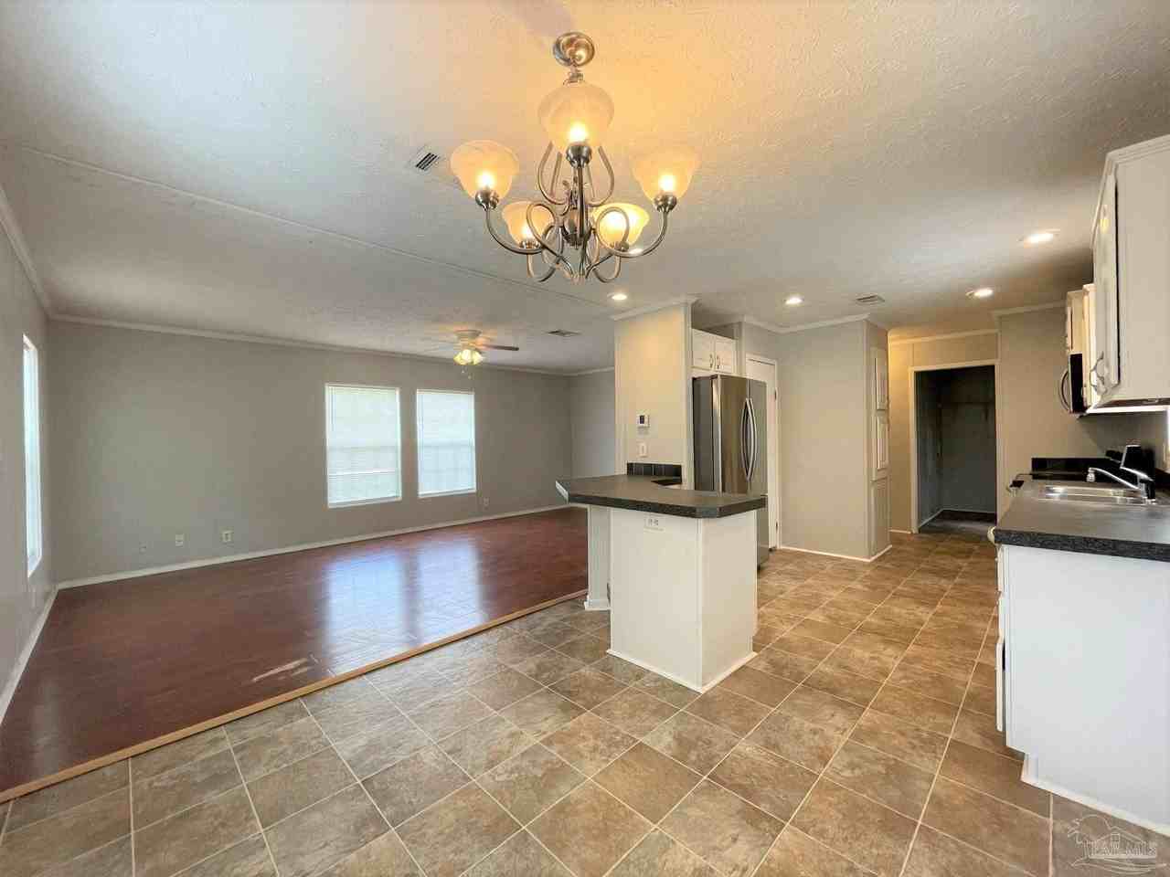 814 N E St - Photo 3 of 15