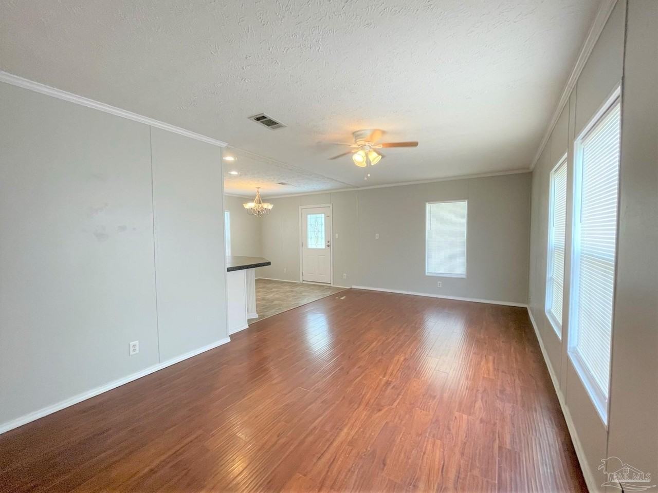 814 N E St - Photo 4 of 15