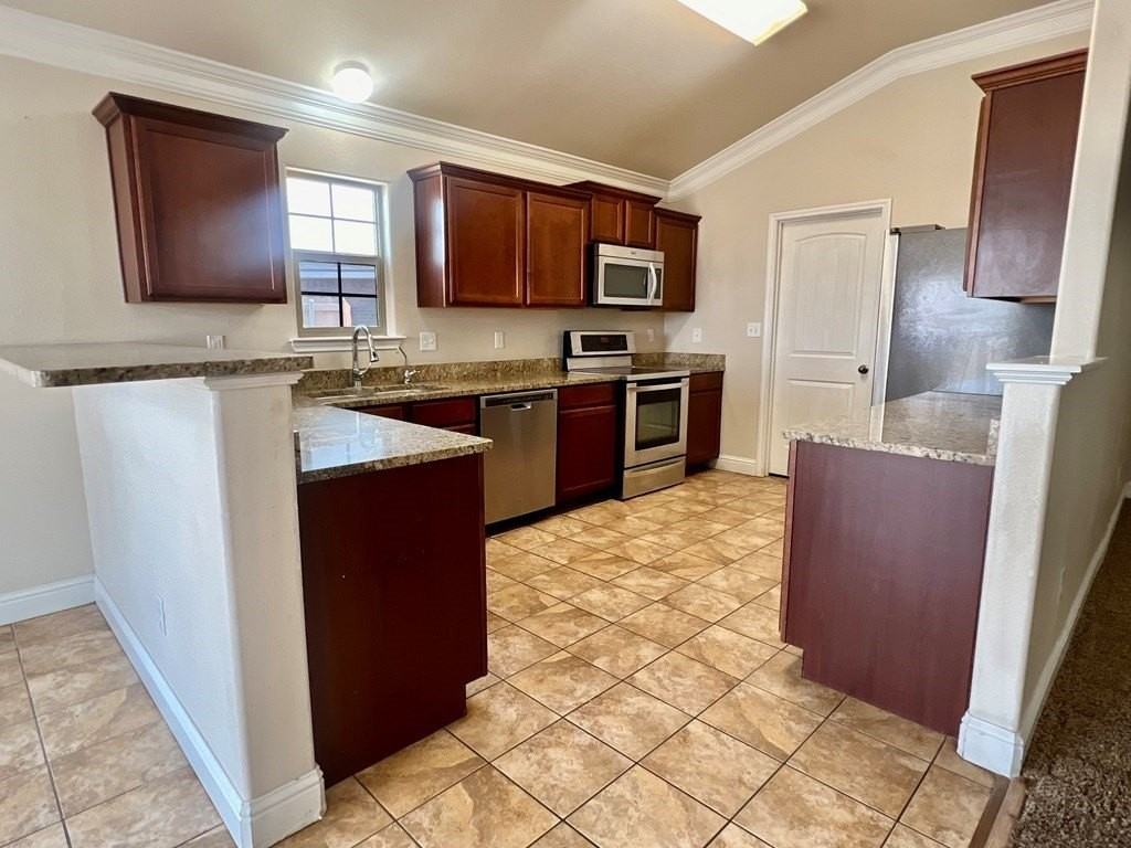 303 Koufax Ct - Photo 5 of 19
