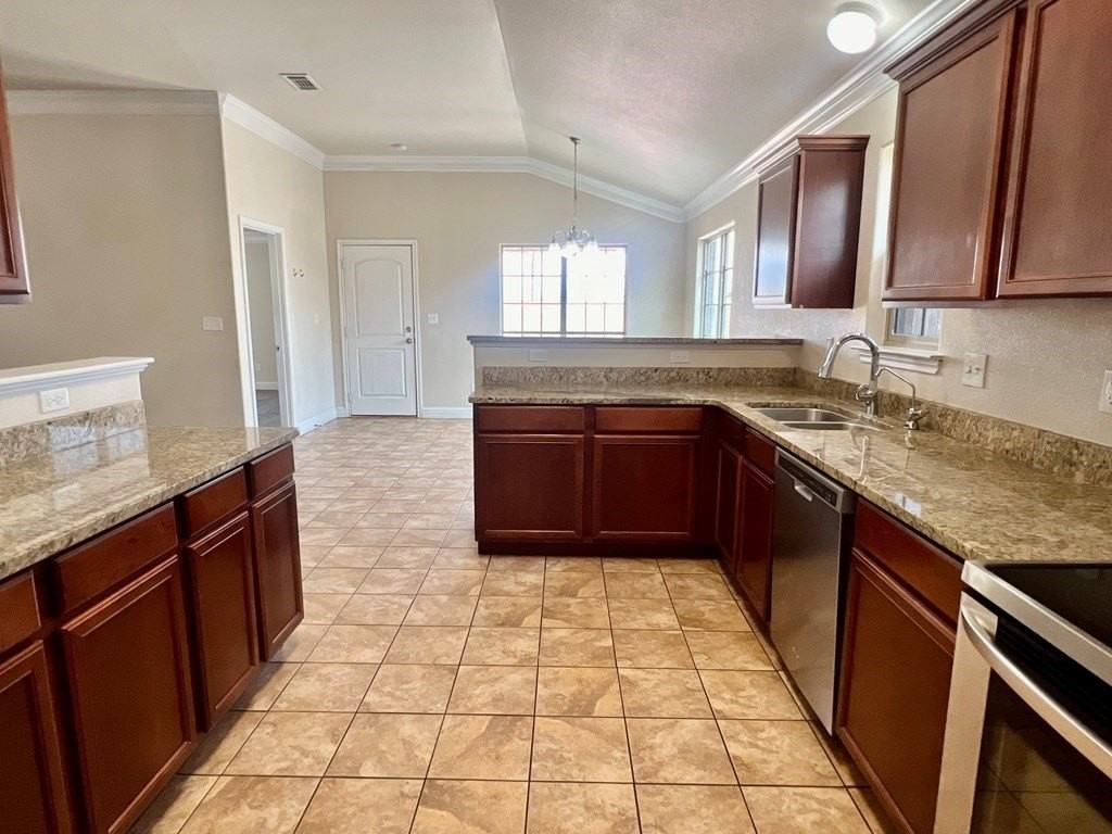 303 Koufax Ct - Photo 6 of 19