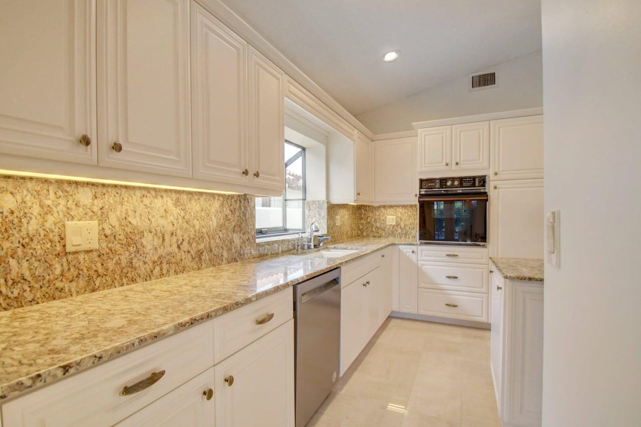 Esplanada Cir W - Photo 4 of 8